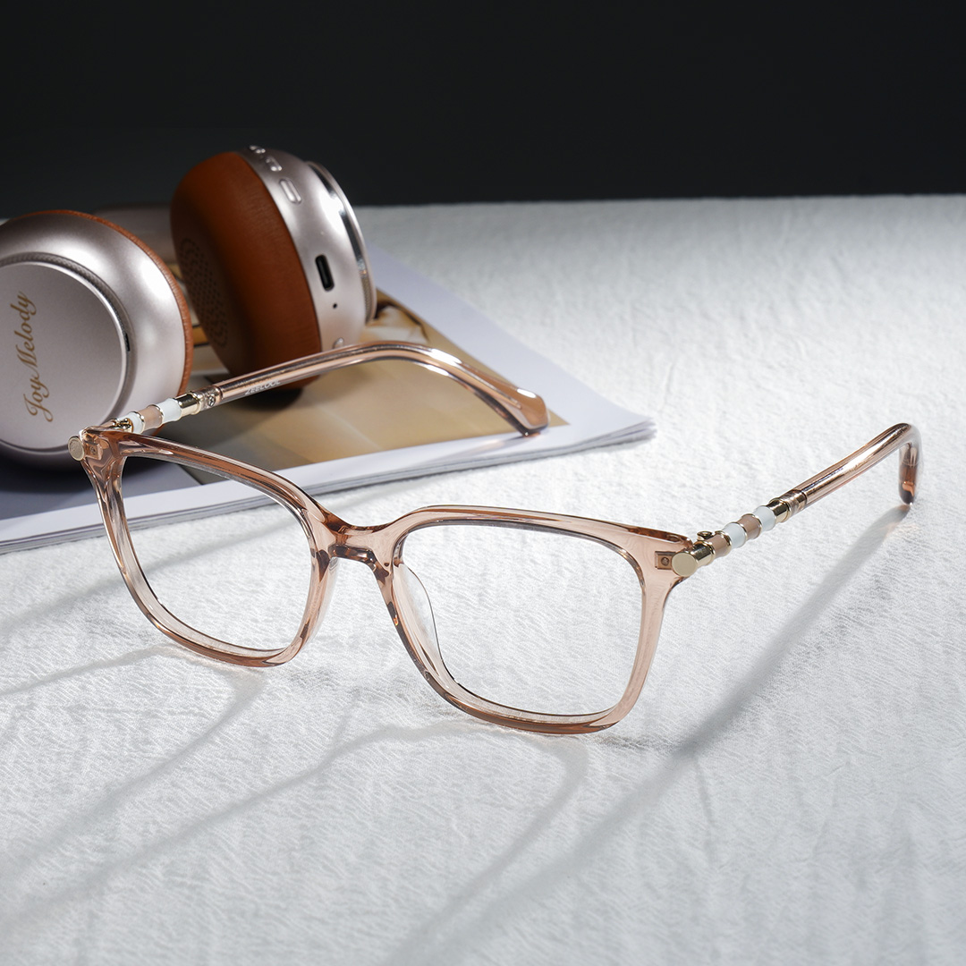 Delilah Carré Champagne Lunettes1