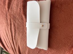 Quality: Top
Price: Correct
Belle pochette blanche avec une ouverture0