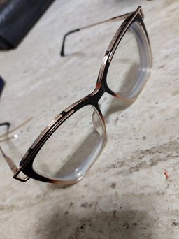 Quality: Monture solide et très actuelle 
Prescription: Bonne correcti1