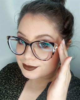 Les lunettes sont des verres anti-lumière bleue et existent dans un la0