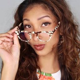 satisfaite
Très élégant et tendance, il remplit parfaitement son rôle0